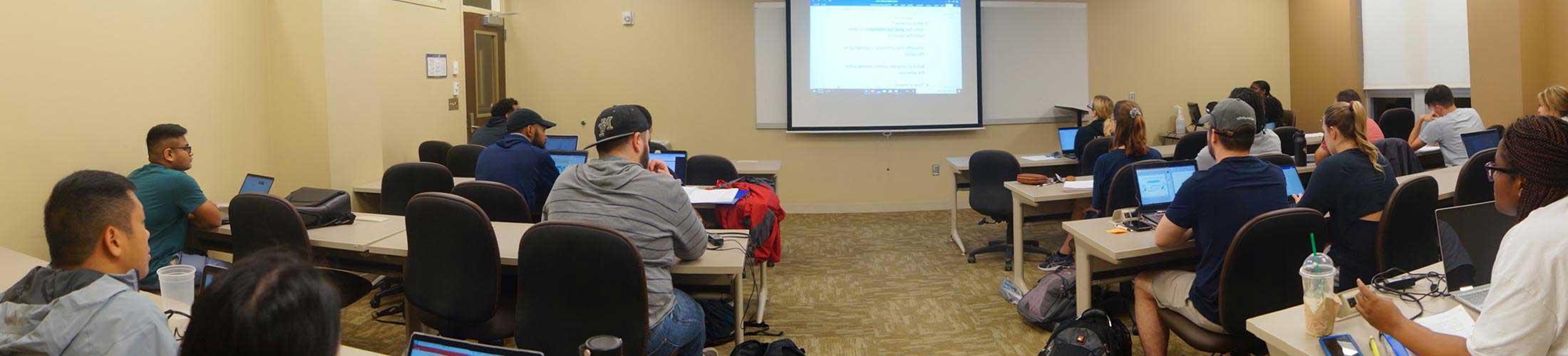 计算机学院的学生在上课.