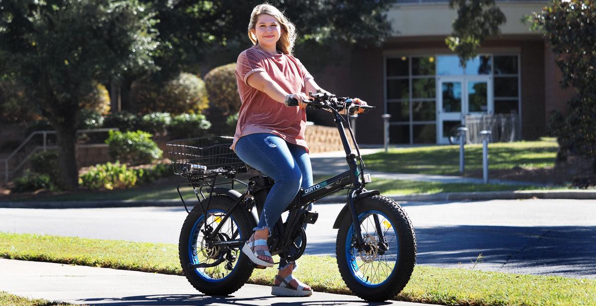 在十大彩票网投平台, 她在哪里读大一, 克劳迪娅·奥尔迪(Claudia Allday)正在学习护理，她骑着电动自行车在校园里穿梭.